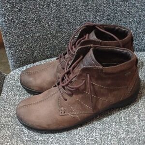 Ecco Brown Chukka Boots with Lace-Up Design